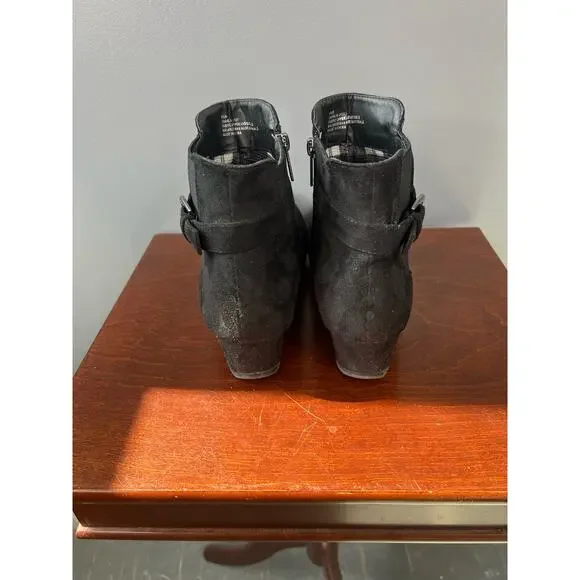 Cloud walkers by Avenue Black Faux Suede ankle booties with zipper - Picture 2 of 10